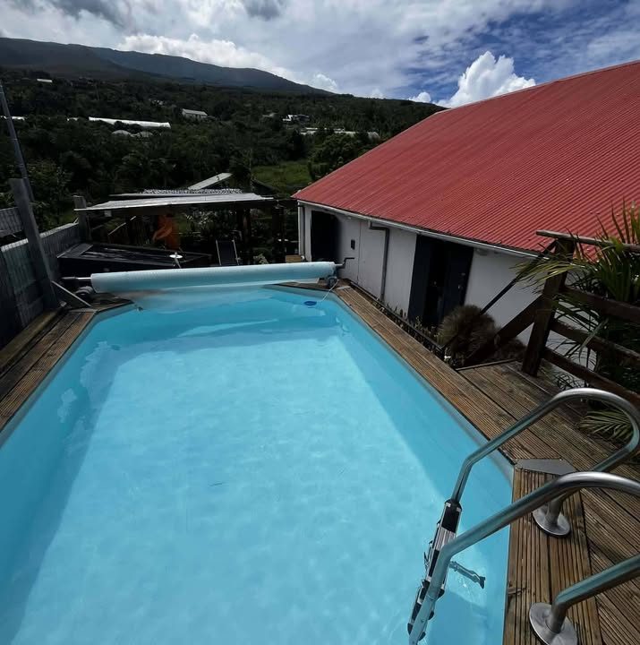 Piscine avec plage en bois