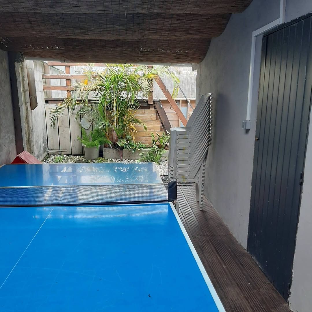 Table de ping-pong sous l'abri extérieur