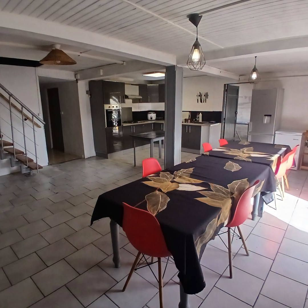 Grande table pour 14 et cuisine équipée