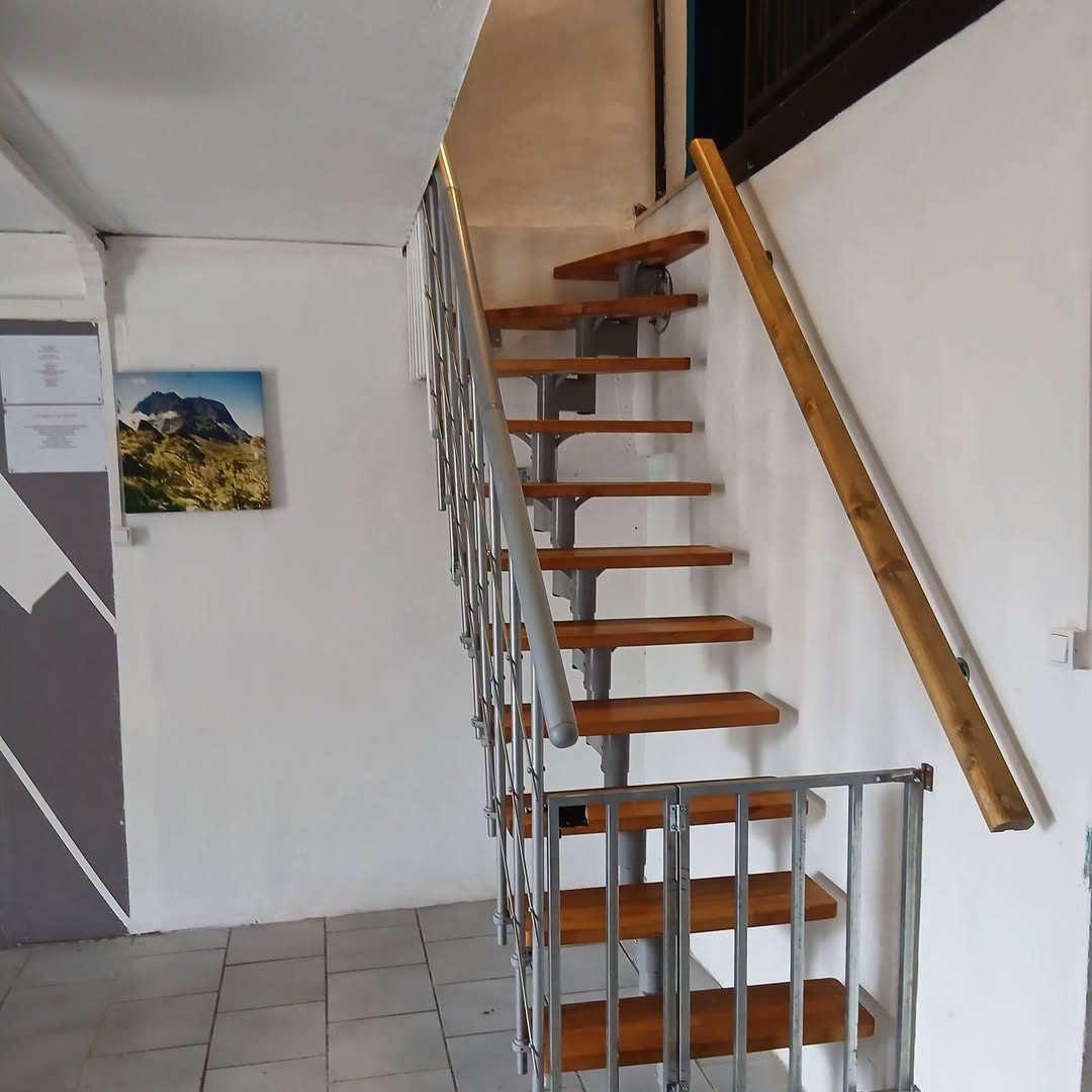 Escalier en bois vers l'étage